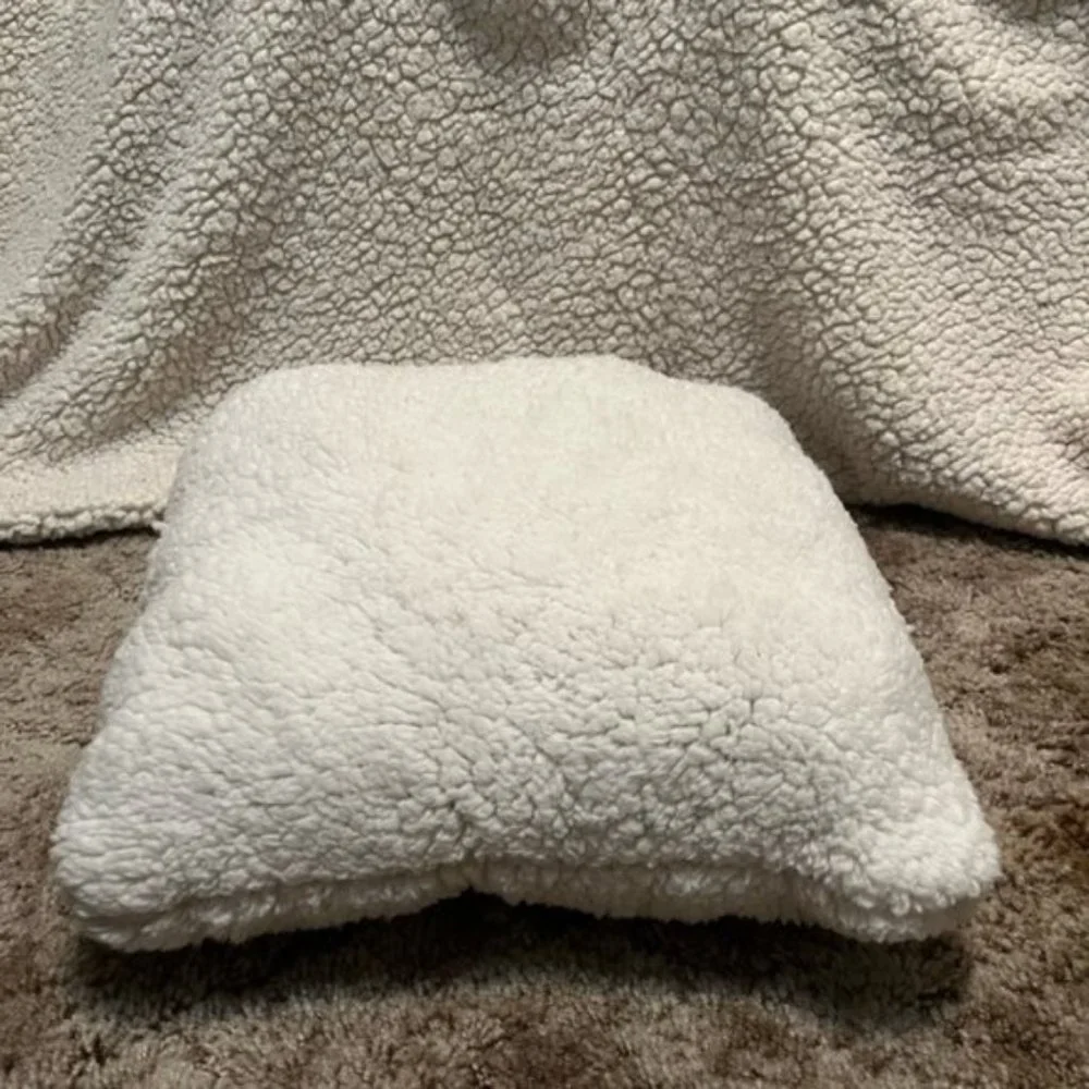 CUTE portable cat, dog sleeping winter themed bed tent. NWOT 16” tall